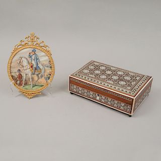 Lote de alhajero y placa decorativa con Napoleón y husares. Marruecos y Francia, siglo XX. Elaborado en madera tallada. Piezas: 2