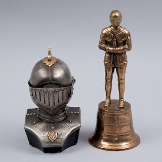 Lote de radio y escultura de caballero medieval. Japón, otro, siglo XX. Fundición en bronce y radio con diseño de yelmo. Pz: 2