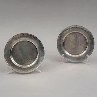 Par de platos tarjeteros. México, siglo XX. Diseño circular. Elaborados en estaño sellado TANE. Con guardapolvo. Piezas: 2