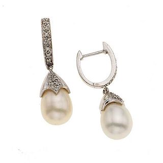 Par de aretes con perlas y diamantes en oro blanco de 14k. 2 perlas forma de gota color blanco de 7 mm. 20 diamantes corte 8 x 8...