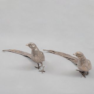 Pareja de aves. Siglo XX. Elaborados en metal plateado con cincelados. 39 cm de longitud (mayor). Piezas: 2