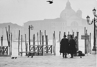 Uliano Lucas (1942)  - Venezia: Carabinieri a Piazza S. Marco
