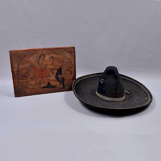 Sombrero charro y carpeta. México. SXX. Elaborados en tela color negro y piel color marrón. Carpeta firmada por Javier Victor Vargas.