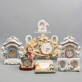 Lote de 5 relojes y 5 portaretratos. China. SXX. Diferentes diseños. En porcelana, resina y pasta. 30 x 24 x 13 cm. (mayor)