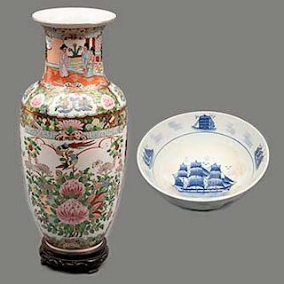 Lote de 2 piezas. Origen europeo y chino. SXX. Uno estilo Familia Rosa. En porcelana y cerámica. Consta de: centro de mesa y jarrón.