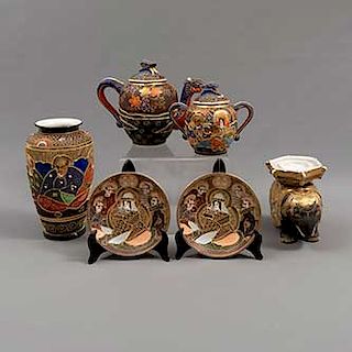 Lote de 6 piezas. Origen oriental. Estilo Satsuma. Elaboradas en porcelana. Consta de: jarrón, 2 platos decorativos, tetera, otros.