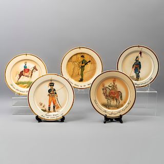 Lote de 5 platos decorativos de la serie "Soldiers of the World". México. SXX. En porcelana Trianon en colaboración con Audi. Retratos.