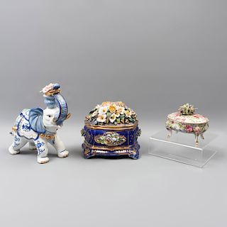 Lote de 3 piezas. España y Japón. Siglo XX. En porcelana Mestre y Lucky. Consta de: elefante y 2 alhajeros. 22 x 10 x 21 cm. (mayor)
