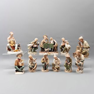 Lote de 11 figuras decorativas. Japón. SXX. En porcelana. Algunos Napcoware, Wales, otros. Consta de: ancianos jugando poker, otros.