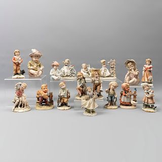 Lote de 17 figuras decorativas. Japón. SXX. En porcelana. Algunos Lefton, Andrea y Erich Steuffer. Consta de: bebé con cisne, otros.