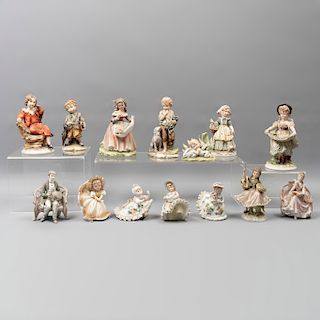 Lote de 14 figuras decorativas. Japón. SXX. En porcelana Lefton. Consta de: dama leyendo, caballero, bebé con conejo, otros.