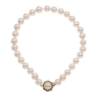 Gargantilla con perlas y plata. 30 perlas cultivadas color crema de 14 mm. Broche en plata con simulantes. Peso: 94.7 g.