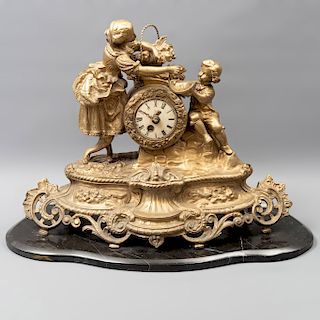 Reloj de chimenea. Origen europeo. SXX. Elaborado en bronce. Mecanismo de cuerda. Con base de mármol negro. 37 x 49 x 20 cm.