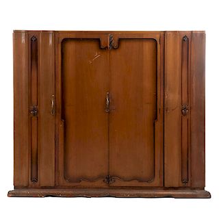Ropero. Siglo XX. En talla de madera. Con 4 puertas abatibles, entrepaños interiores y soporte liso. 172 x 211 x 64 cm.