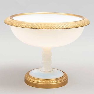 Centro de mesa. Marca Sévres. Francia. Siglo XX. En cristal iridiscente. Decorado en aplicaciones de metal dorado. 14 x 17 cm. Ø