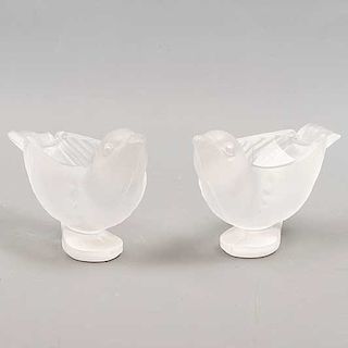 Par de depósitos. Marca Sèvres. Francia. Siglo XX. Diseño a manera de aves. Elaborados en cristal prensado y opaco. 8 x 6 x 13 cm.