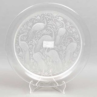 Platón decorativo. Marca Lalique. Francia. Siglo XX. Elaborado en cristal. Firmado. Decorado con pavoreales. 4 x 39 cm.