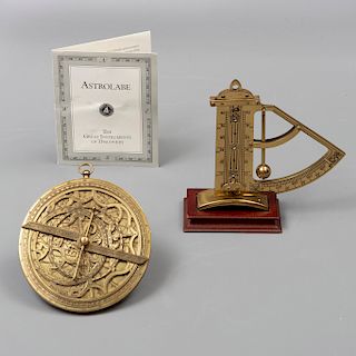 Lote de 2 instrumentos para medición. Estados Unidos. 1987 y 1989. Marca Franklin Mint. En metal dorado. Gunner's Level y Astrolabe.
