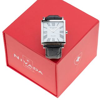 Reloj Nivada Executive. Movimiento de cuarzo. Caja cuadrada en acero de 35 x 35 mm. Carátula en color blanco con números romanos