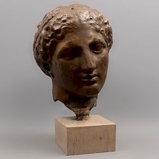 Anónimo. Cabeza de Venus. Siglo XX. Fundición en bronce. Con base de piedra. 42 x 26 x 38 cm.