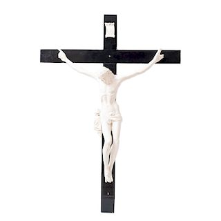 Crucifijo gran formato. Siglo XX. Elaborado en resina y madera. Cristo y cartela "INRI" en color blanco. 143 x 100 x 21 cm.