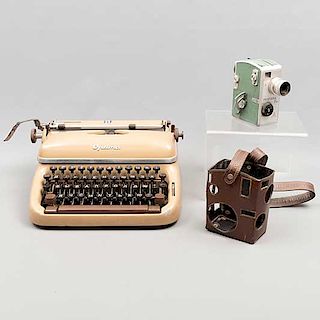 Máquina de escribir y Cámara de cine 8mm. Alemania y Rusia. Siglo XX. Elaborados en metal. Marca Optima y Pentaka.