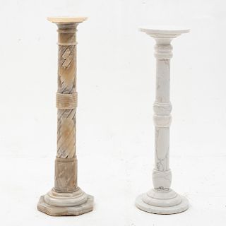 Lote de 2 columnas. Siglo XX. En ónix y mármol. Con cubiertas circulares, fustes torsal y amoldurado. 87 x 25 x 25 cm.