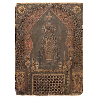 VIRGEN DE LA SOLEDAD. LATE 19TH CENTURY. Wooden board with cut and colored engraving. Encaustic background with cellulose paste details and gold detai