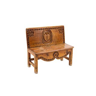 BENCH. MEXICO, LATE 19TH CENTURY. Carved wood, decored with scrolls, fleur-de-lys and figure of the Sacred Heart.