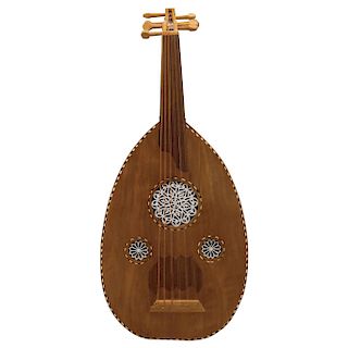 ORNAMENTAL LUTE. LATE 20TH CENTURY. Wood decored with rosette in the mouth of the instrument. 31.5 in.