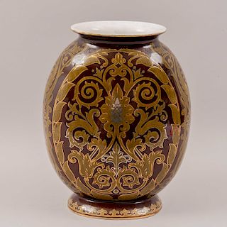 Jarrón. Origen europeo, siglo XX. Elaborado en cerámica vidriada con detalles en esmalte dorado. Marcado "WK 562".