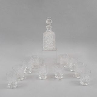 Lote de licorera y vasos. Siglo XX. Elaborados en vidrio prensado y cristal cortado. Decorados con motivos geométricos.Pz: 11
