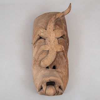 Máscara. México, siglo XX. Talla en madera con esgrafiados, acabado crudo.