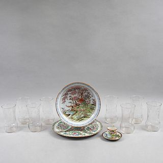 Lote mixto de artículos de mesa. Japón, EUA, siglo XX. Elaborados en porcelana, semiporcelana policromada y vasos de vidrio. Pz: 12