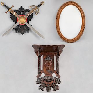 Lote mixto de artículos decorativos. Consta de: Panoplia. Águila bicéfala coronada de talla en madera, espejo y peana. Pz: 3