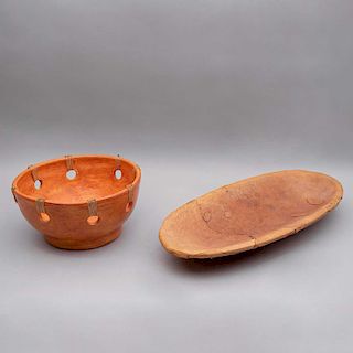 Frutero y centro oval. México, siglo XX. Elaborados en terracota, uno con aplicaciones de piel. Piezas: 2