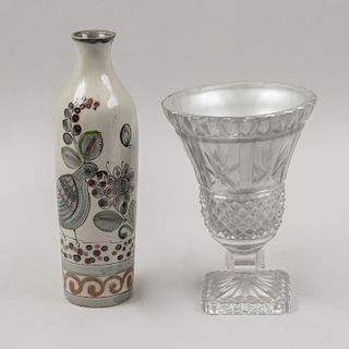 Lote de floreros. México, siglo XX. Uno elaborado en cerámica vidriada y otro en vidrio prensado intervenido con aerosol. Pz: 2
