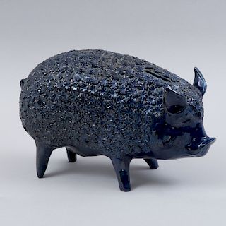 Alcancía. Metepec, Estado de México, siglo XX. Diseño de porcino. Elaborado en terracota azul cobalto vidridada y esgrafiada.