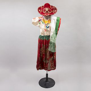 Traje de China Poblana. Consta de: falda, blusa, rebozo, aretes, rosario, sombrero. Decorado con chaquira y lentejuela bordada.