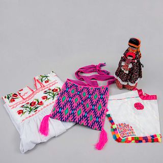 Lote mixto de textiles artesanales. México, siglo XX. Elaboradas en lana y algodón. Consta de: blusa de mujer y bolsa rosa. Pz: 4