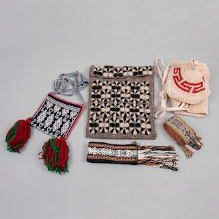Lote mixto de textiles artesanales. México, siglo XX. Elaboradas en lana y algodón. Consta de: 2 fajillas oaxaqueñas. Pz: 5