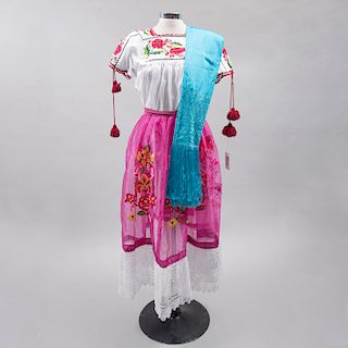 Lote de textiles: Oaxaca, México, siglo XX. Consta de: cubrefalda rosa mexicano, rebozo de seda azul y blusa. Piezas: 3