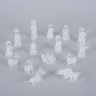 Nacimiento miniatura. México, siglo XX. Elaborados en vidrio soplado transparente. Diseño calado. Piezas: 15