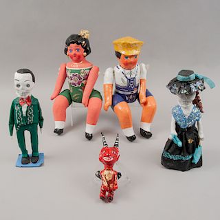 Lote de juguetes tradicionales. México, siglo XX. Elaborados en cartonería policromada. Unos diseños articulados. Pz: 5