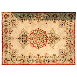 Tapete. Persia, siglo XX. Estilo Mashad. Elaborado con fibras de lana y algodón. Decorado con motivos florales. 246 x 194 cm