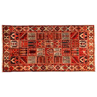 Tapete. Persia, siglo XX. Estilo Kilim. Anudado a mano con fibras de lana y algodón. Diseño casetonado. 310 x 156 cm