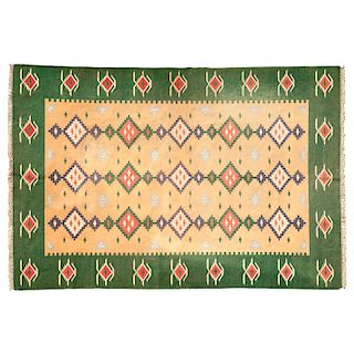 Tapete. Durrie, India, siglo XX. Estilo Kilim. Anudado a mano con fibras de lana y algodón. 270 x 184 cm