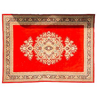 Tapete. Persia, siglo XX. Estilo Mashad. Elaborado con fibras de lana y algodón. Decorado con motivos florales. 264 x 352 cm