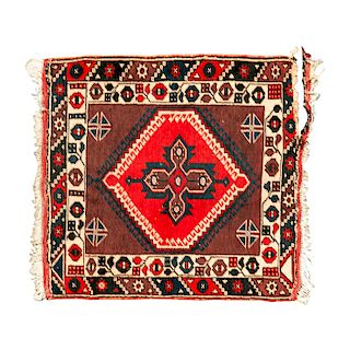 Tapete de pie de cama. Persia, siglo XX. Anudado a mano en fibras de lana y algodón. Decorado con motivos geométricos. 106 x 104 cm