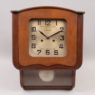 Reloj de pared. Francía. Siglo XX. Marca Ontario. Caja de madera. Puerta con 1 vidrio. Mecanismo de cuerda y péndulo con llave.
